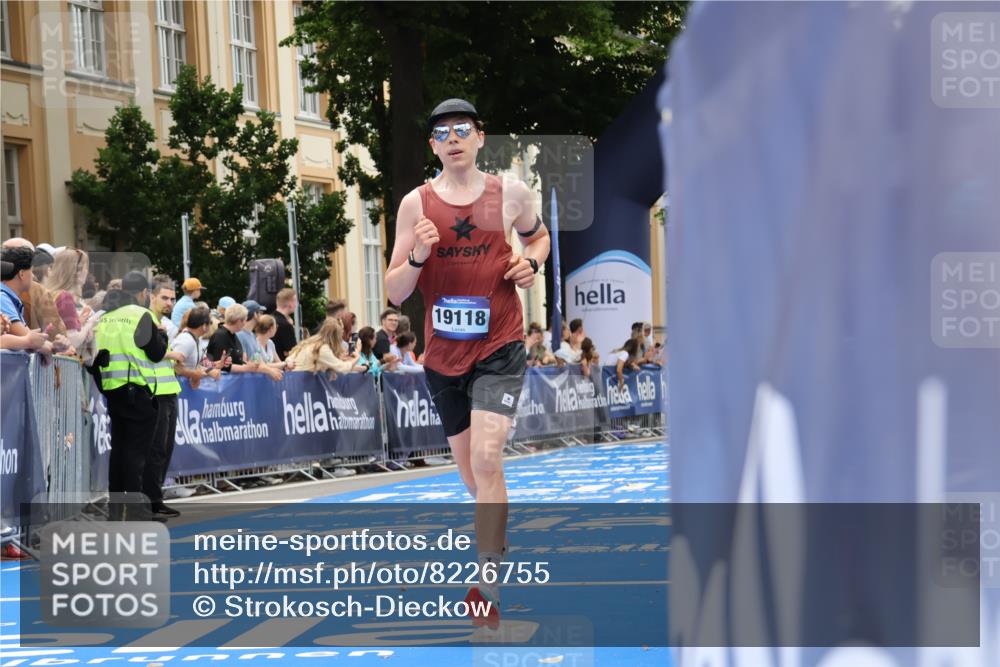 29.06.2025 - hella hamburg halbmarathon Strokosch-Dieckow http://msf.ph/oto/8226755 29.06.2025 10:31:27 Ziel 5660, 12681, 19118 meine-sportfotos.de