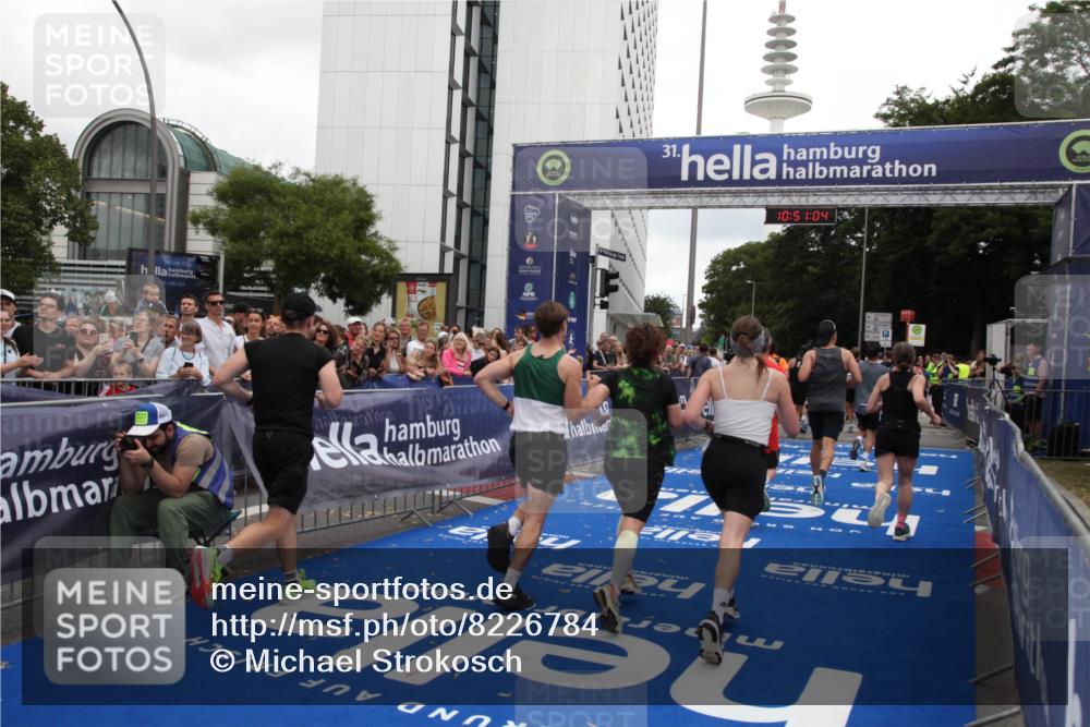 29.06.2025 - hella hamburg halbmarathon Michael Strokosch http://msf.ph/oto/8226784 29.06.2025 10:51:02 Ziel 1466, 1630, 2207, 3654, 7369, 8117, 8205, 8572, 10215, 11551, 12778, 13008, 13687, 14125, 15362, 15395, 15643, 16285, 17221, 18350 meine-sportfotos.de