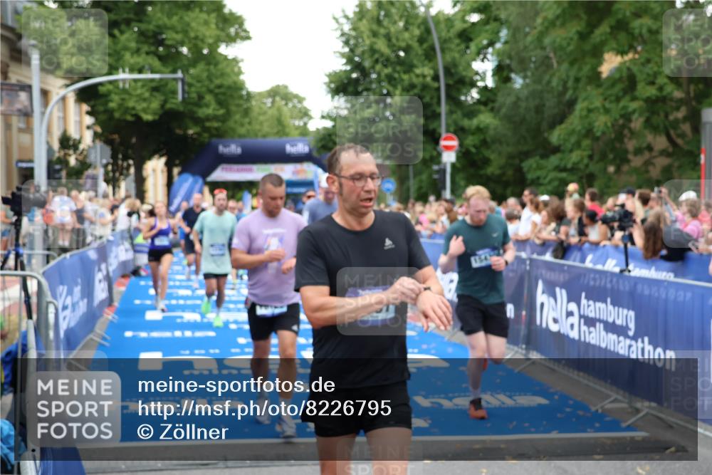 29.06.2025 - hella hamburg halbmarathon Zöllner http://msf.ph/oto/8226795 29.06.2025 10:53:05 Ziel 2208, 3059, 3258, 3334, 4121, 5907, 7509, 7864, 8587, 9093, 9537, 12155, 12367, 12519, 12910, 14323, 14791, 15430, 18590, 18720, 19208 meine-sportfotos.de