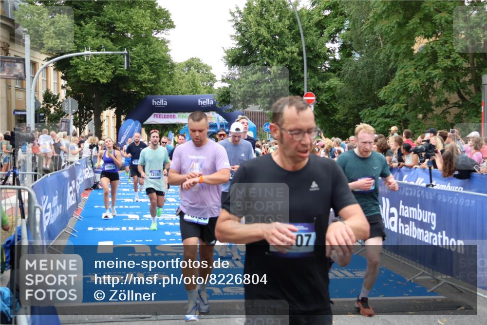 29.06.2025 - hella hamburg halbmarathon Zöllner http://msf.ph/oto/8226804 29.06.2025 10:53:05 Ziel 2208, 3059, 3258, 3334, 4121, 5907, 7509, 7864, 8587, 9093, 9537, 12155, 12367, 12519, 12910, 14323, 14791, 15430, 18590, 18720, 19208 meine-sportfotos.de