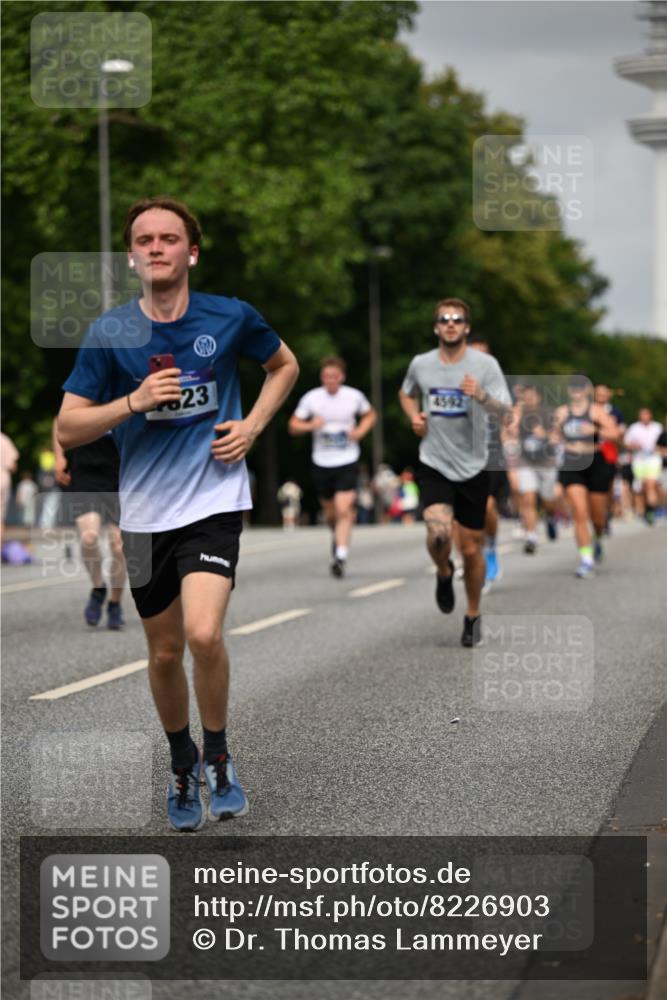 29.06.2025 - hella hamburg halbmarathon Dr. Thomas Lammeyer http://msf.ph/oto/8226903 29.06.2025 10:13:13 Kennedybrücke 1823, 3762, 4592, 4859, 7081, 9297, 9306, 9951, 9958, 10035, 10092, 10194, 10609 meine-sportfotos.de