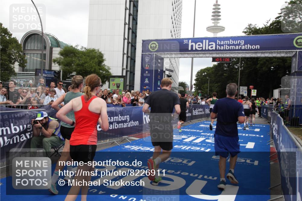 29.06.2025 - hella hamburg halbmarathon Michael Strokosch http://msf.ph/oto/8226911 29.06.2025 10:51:05 Ziel 1630, 2207, 4077, 7369, 8117, 8261, 8572, 8704, 10215, 10508, 10603, 12778, 13008, 13687, 14125, 15362, 16285, 17221, 18066, 18350 meine-sportfotos.de