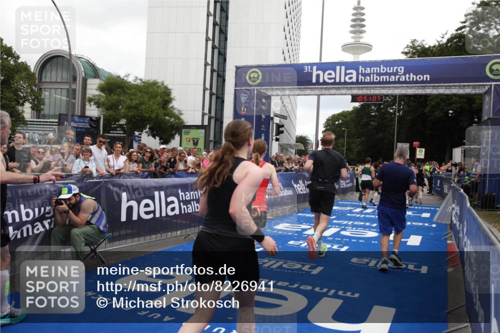 29.06.2025 - hella hamburg halbmarathon Michael Strokosch http://msf.ph/oto/8226941 29.06.2025 10:51:05 Ziel 1630, 2207, 4077, 7369, 8117, 8261, 8572, 8704, 10215, 10508, 10603, 12778, 13008, 13687, 14125, 15362, 16285, 17221, 18066, 18350 meine-sportfotos.de