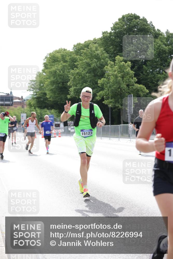 29.06.2025 - hella hamburg halbmarathon Jannik Wohlers http://msf.ph/oto/8226994 29.06.2025 10:27:43 Lombardsbrücke 1148, 5369, 5604, 5847, 6632, 7497, 8215, 9567, 9653, 9654, 11692, 11739, 12780, 12842, 13568, 13678, 14017, 14155, 15123, 15608, 18256 meine-sportfotos.de