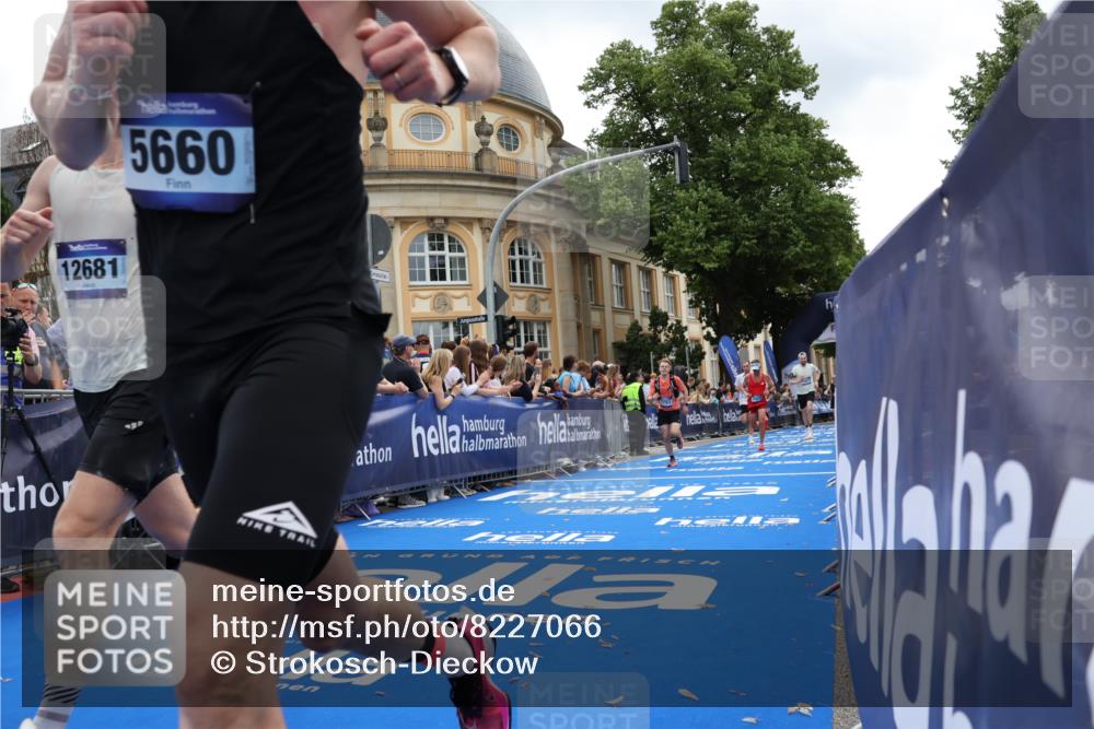 29.06.2025 - hella hamburg halbmarathon Strokosch-Dieckow http://msf.ph/oto/8227066 29.06.2025 10:31:37 Ziel 5660, 7793, 12681, 13606, 13617, 15835, 18102 meine-sportfotos.de