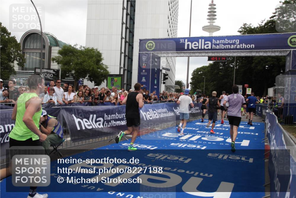 29.06.2025 - hella hamburg halbmarathon Michael Strokosch http://msf.ph/oto/8227198 29.06.2025 10:51:12 Ziel 1366, 4077, 4816, 4967, 6027, 8261, 8508, 8704, 10508, 10603, 10868, 11733, 13073, 15480, 17384, 17530, 17823, 18066 meine-sportfotos.de