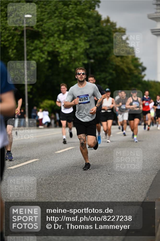29.06.2025 - hella hamburg halbmarathon Dr. Thomas Lammeyer http://msf.ph/oto/8227238 29.06.2025 10:13:14 Kennedybrücke 1823, 3762, 4592, 7081, 9297, 9306, 9951, 9958, 10035, 10194, 10609 meine-sportfotos.de