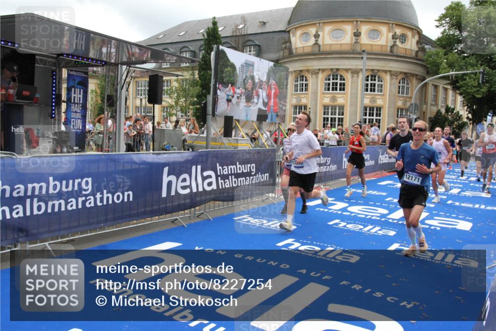 29.06.2025 - hella hamburg halbmarathon Michael Strokosch http://msf.ph/oto/8227254 29.06.2025 10:46:27 Ziel 1600, 2222, 2842, 4237, 6421, 6691, 6978, 7335, 8142, 8981, 9786, 11185, 11773, 12171, 12651, 12891, 13698, 14045, 14200, 14228, 14262, 14482, 15157, 16127, 18118, 18211, 18637, 19209 meine-sportfotos.de