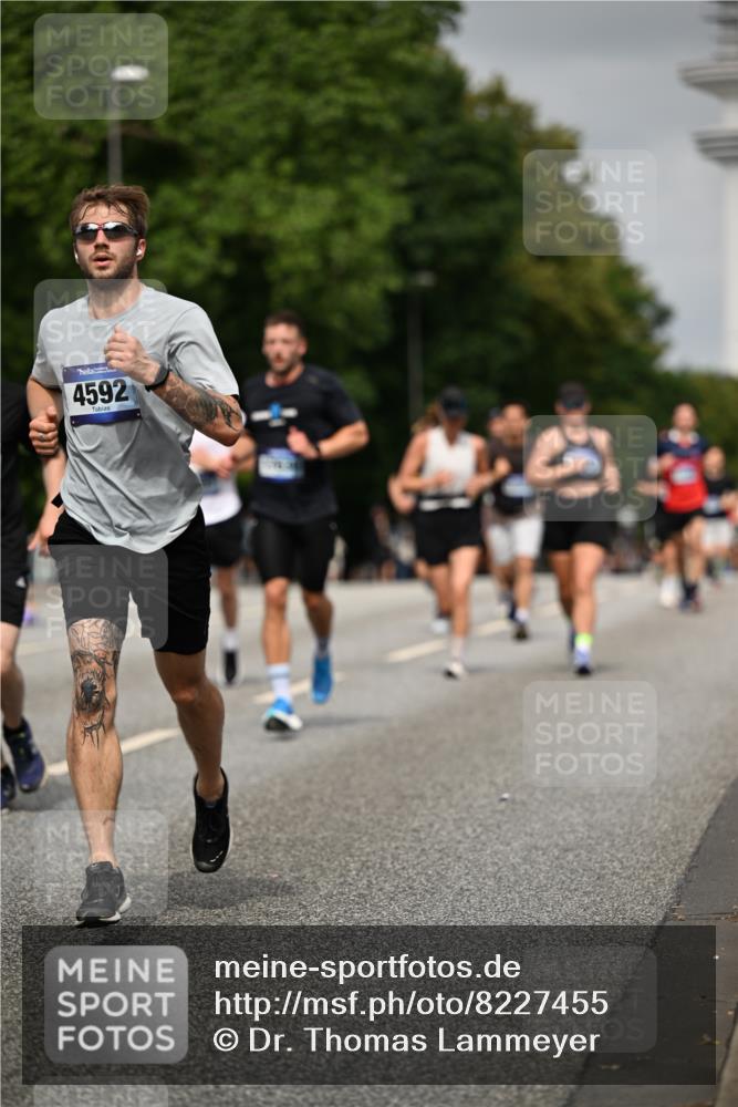 29.06.2025 - hella hamburg halbmarathon Dr. Thomas Lammeyer http://msf.ph/oto/8227455 29.06.2025 10:13:15 Kennedybrücke 1823, 3762, 4592, 7081, 9297, 9306, 9951, 9958, 10035, 10194, 10609, 10819, 11067 meine-sportfotos.de