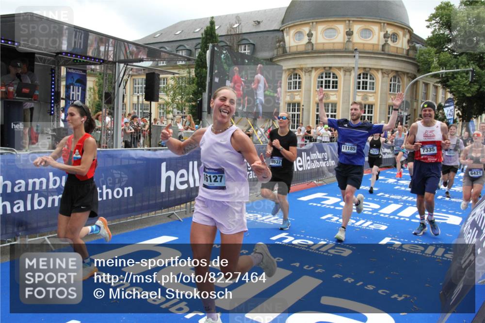 29.06.2025 - hella hamburg halbmarathon Michael Strokosch http://msf.ph/oto/8227464 29.06.2025 10:46:29 Ziel 1600, 2222, 2842, 4237, 4497, 6421, 6978, 7335, 8142, 8981, 9386, 9786, 11185, 11773, 12171, 12651, 12891, 13698, 14045, 14228, 14482, 15157, 16127, 18211, 18637, 19209 meine-sportfotos.de