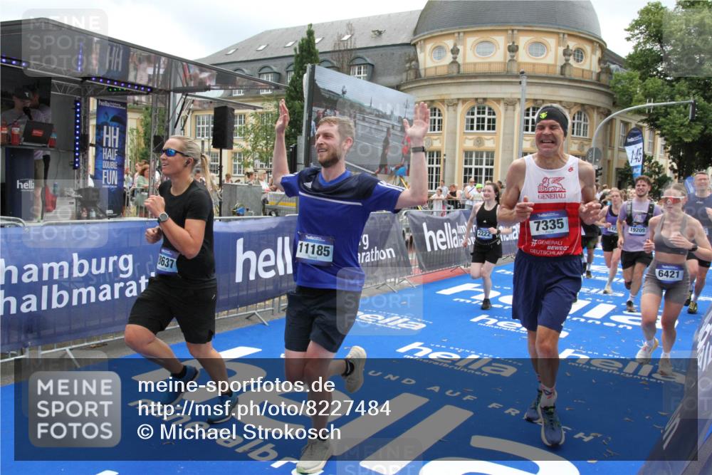 29.06.2025 - hella hamburg halbmarathon Michael Strokosch http://msf.ph/oto/8227484 29.06.2025 10:46:30 Ziel 2222, 2842, 4237, 4497, 6421, 6978, 7335, 8482, 8981, 9232, 9386, 9786, 11185, 11773, 12171, 12651, 12891, 13698, 14045, 14228, 14482, 15157, 16127, 18211, 18637, 19209 meine-sportfotos.de