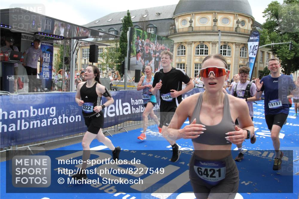 29.06.2025 - hella hamburg halbmarathon Michael Strokosch http://msf.ph/oto/8227549 29.06.2025 10:46:31 Ziel 2222, 2842, 4237, 4497, 6421, 6978, 7335, 8482, 8981, 9232, 9386, 9529, 9786, 11185, 11773, 12891, 14045, 14228, 14482, 15157, 16127, 17281, 17461, 18637, 19209 meine-sportfotos.de