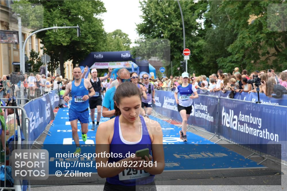 29.06.2025 - hella hamburg halbmarathon Zöllner http://msf.ph/oto/8227561 29.06.2025 10:53:12 Ziel 2111, 2208, 3059, 3258, 4121, 7383, 7864, 8273, 9537, 14323, 16929, 16986, 19208 meine-sportfotos.de