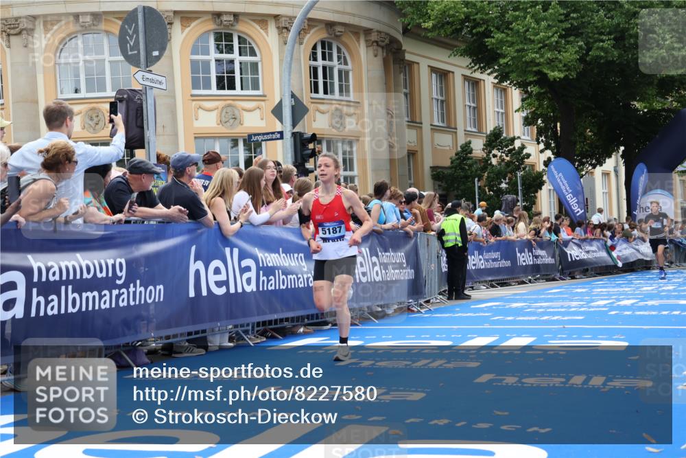 29.06.2025 - hella hamburg halbmarathon Strokosch-Dieckow http://msf.ph/oto/8227580 29.06.2025 10:31:48 Ziel 3935, 5187, 10927, 11929, 18102 meine-sportfotos.de