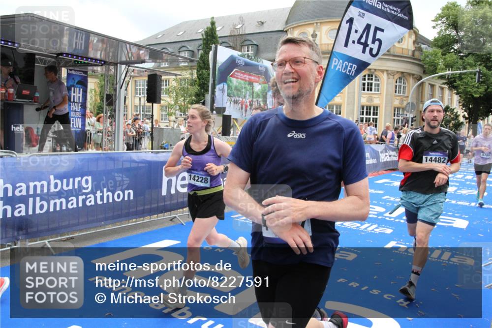 29.06.2025 - hella hamburg halbmarathon Michael Strokosch http://msf.ph/oto/8227591 29.06.2025 10:46:32 Ziel 2222, 2842, 4237, 4497, 5459, 6421, 6978, 7335, 8482, 8981, 9232, 9386, 9529, 9786, 11185, 11773, 12891, 14045, 14228, 14482, 15157, 17281, 17461, 18637, 18882, 19209 meine-sportfotos.de