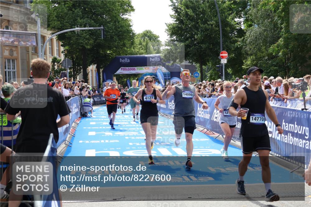 29.06.2025 - hella hamburg halbmarathon Zöllner http://msf.ph/oto/8227600 29.06.2025 11:29:33 Ziel 4122, 5494, 6048, 6049, 6787, 9780, 10573, 11793, 12758, 14099, 14770, 16650, 17595 meine-sportfotos.de