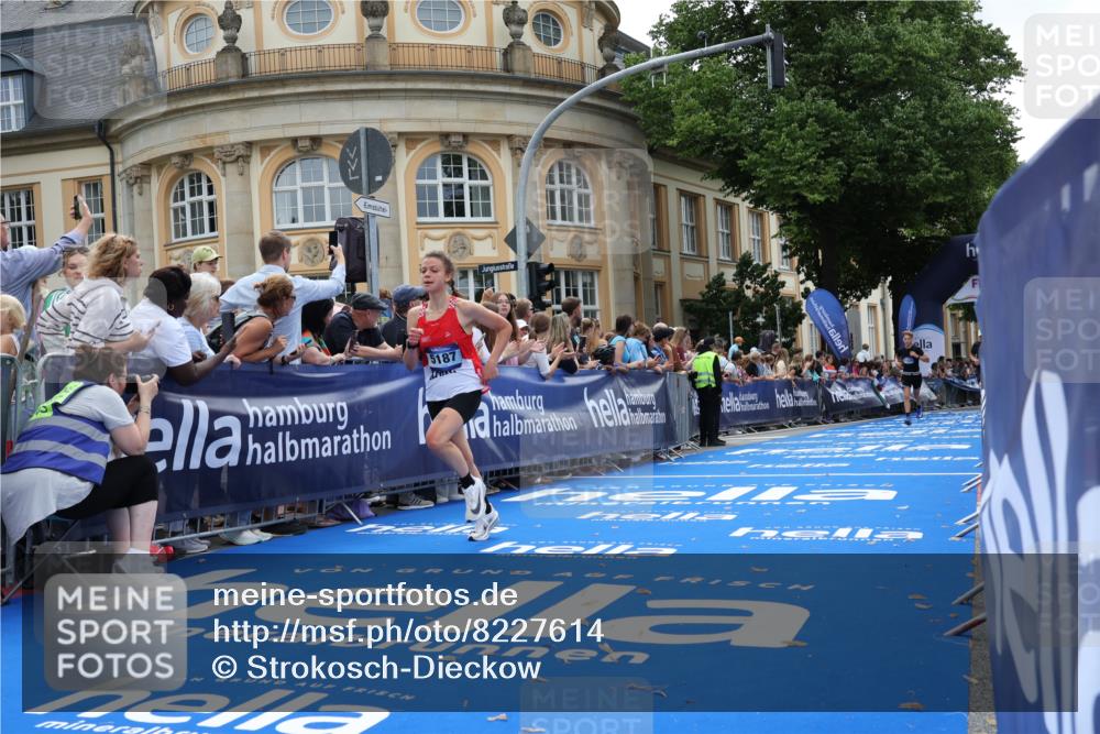 29.06.2025 - hella hamburg halbmarathon Strokosch-Dieckow http://msf.ph/oto/8227614 29.06.2025 10:31:49 Ziel 3935, 4698, 5187, 6619, 10927, 11929 meine-sportfotos.de