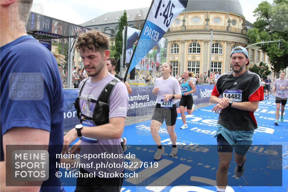 29.06.2025 - hella hamburg halbmarathon Michael Strokosch http://msf.ph/oto/8227619 29.06.2025 10:46:32 Ziel 2222, 2842, 4237, 4497, 5459, 6421, 6978, 7335, 8482, 8981, 9232, 9386, 9529, 9786, 11185, 11773, 12891, 14045, 14228, 14482, 15157, 17281, 17461, 18637, 18882, 19209 meine-sportfotos.de