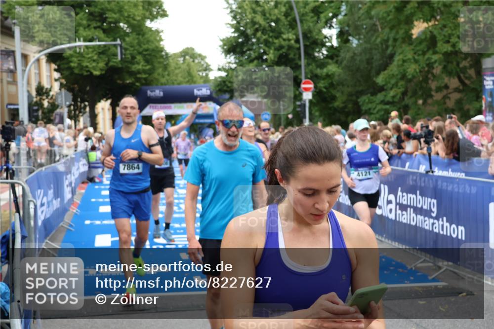 29.06.2025 - hella hamburg halbmarathon Zöllner http://msf.ph/oto/8227627 29.06.2025 10:53:12 Ziel 2111, 2208, 3059, 3258, 4121, 7383, 7864, 8273, 9537, 14323, 16929, 16986, 19208 meine-sportfotos.de