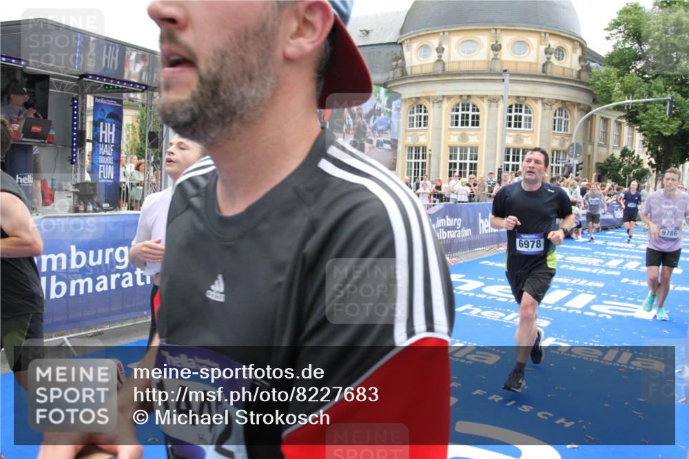 29.06.2025 - hella hamburg halbmarathon Michael Strokosch http://msf.ph/oto/8227683 29.06.2025 10:46:33 Ziel 2222, 2842, 4237, 4497, 5459, 6421, 6978, 8482, 8981, 9232, 9386, 9529, 9786, 12891, 14045, 14228, 14482, 15157, 15206, 17281, 17461, 18882, 19209 meine-sportfotos.de