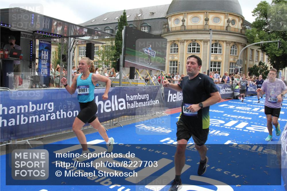 29.06.2025 - hella hamburg halbmarathon Michael Strokosch http://msf.ph/oto/8227703 29.06.2025 10:46:33 Ziel 2222, 2842, 4237, 4497, 5459, 6421, 6978, 8482, 8981, 9232, 9386, 9529, 9786, 12891, 14045, 14228, 14482, 15157, 15206, 17281, 17461, 18882, 19209 meine-sportfotos.de