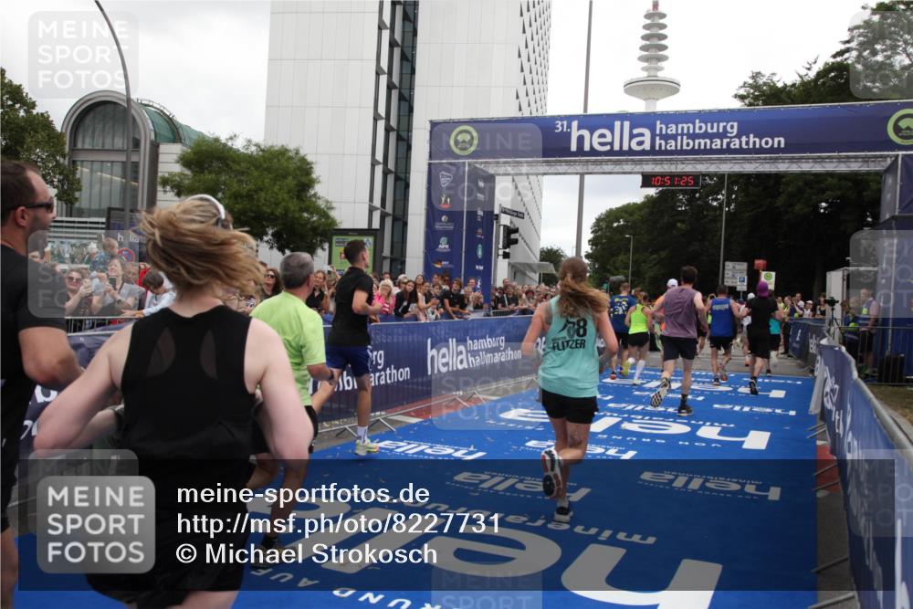29.06.2025 - hella hamburg halbmarathon Michael Strokosch http://msf.ph/oto/8227731 29.06.2025 10:51:24 Ziel 1461, 1817, 2364, 2411, 2636, 2718, 4814, 6657, 6776, 8316, 8930, 8989, 9214, 9476, 10480, 10667, 11124, 11512, 12016, 13047, 14865, 14994, 16357, 18019, 18489 meine-sportfotos.de