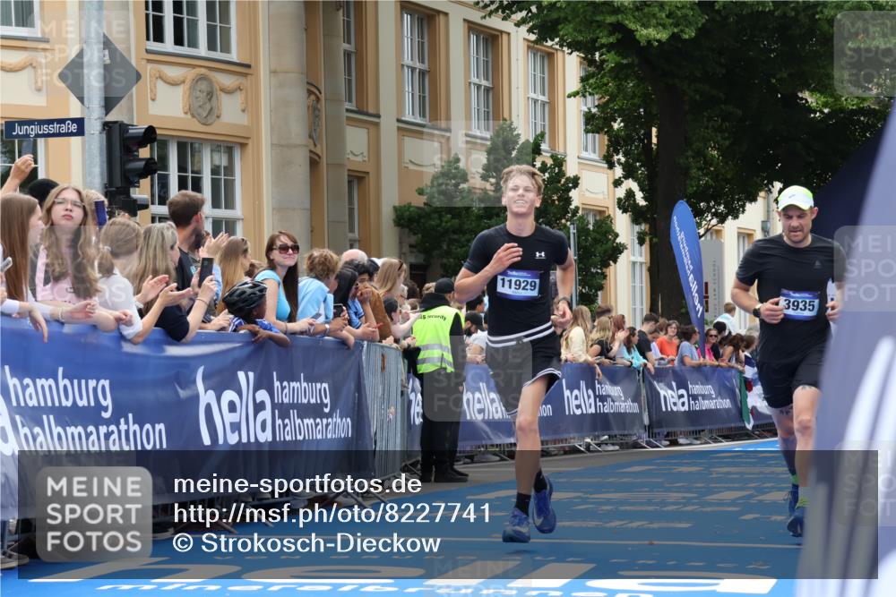 29.06.2025 - hella hamburg halbmarathon Strokosch-Dieckow http://msf.ph/oto/8227741 29.06.2025 10:31:52 Ziel 3935, 4129, 4698, 5187, 6619, 10927, 11199, 11929 meine-sportfotos.de