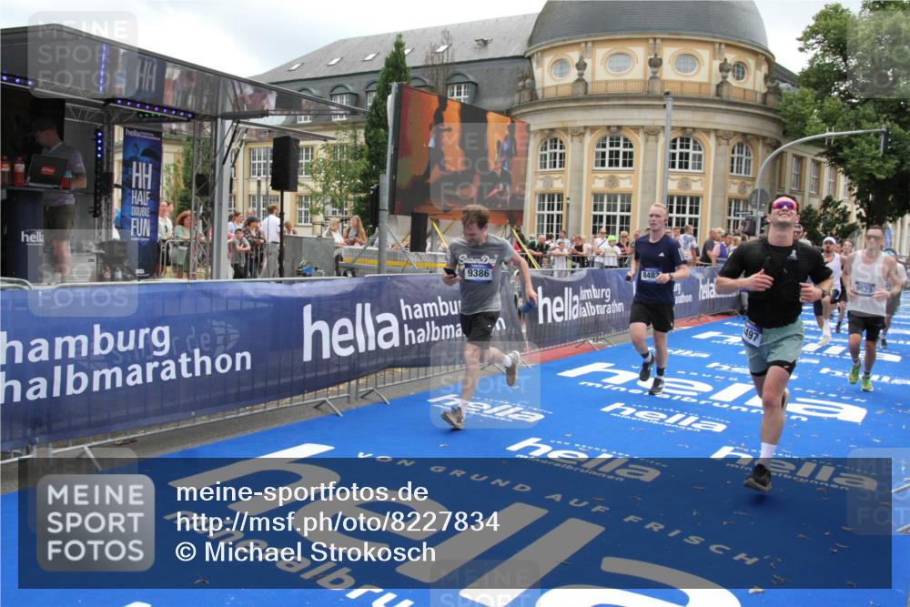 29.06.2025 - hella hamburg halbmarathon Michael Strokosch http://msf.ph/oto/8227834 29.06.2025 10:46:36 Ziel 4497, 5459, 8482, 9051, 9232, 9386, 9529, 9786, 13525, 15133, 15206, 17281, 17461, 18882 meine-sportfotos.de