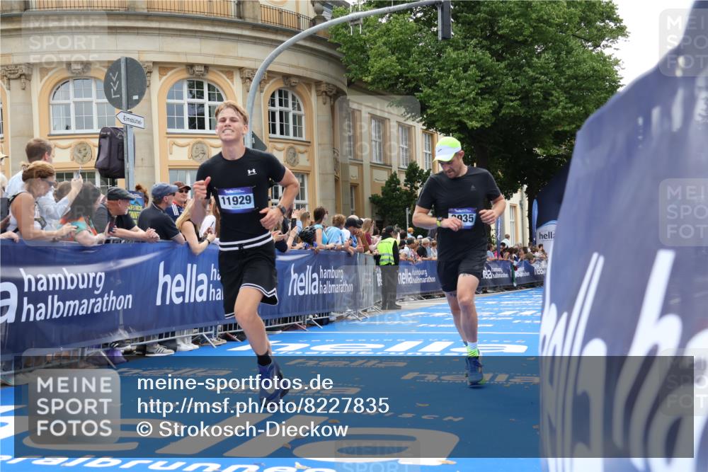 29.06.2025 - hella hamburg halbmarathon Strokosch-Dieckow http://msf.ph/oto/8227835 29.06.2025 10:31:53 Ziel 1407, 3935, 4129, 4698, 6619, 10927, 11199, 11929 meine-sportfotos.de