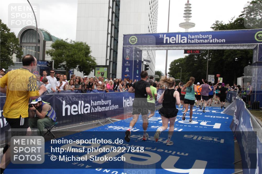 29.06.2025 - hella hamburg halbmarathon Michael Strokosch http://msf.ph/oto/8227848 29.06.2025 10:51:25 Ziel 1461, 1817, 2364, 2411, 2636, 2718, 2946, 4814, 6657, 6776, 8316, 8930, 8989, 9214, 9476, 9656, 10480, 10667, 11124, 12016, 13047, 14865, 14994, 15950, 16357, 18019, 18489 meine-sportfotos.de