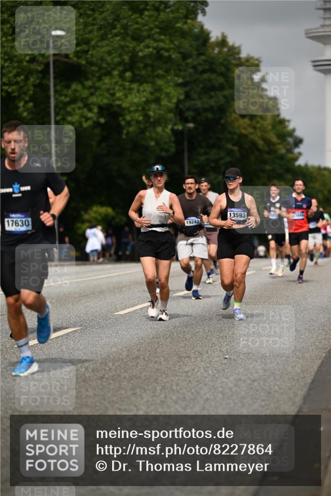 29.06.2025 - hella hamburg halbmarathon Dr. Thomas Lammeyer http://msf.ph/oto/8227864 29.06.2025 10:13:17 Kennedybrücke 1823, 3762, 4592, 7081, 9297, 9306, 10035, 10194, 10819, 11067 meine-sportfotos.de
