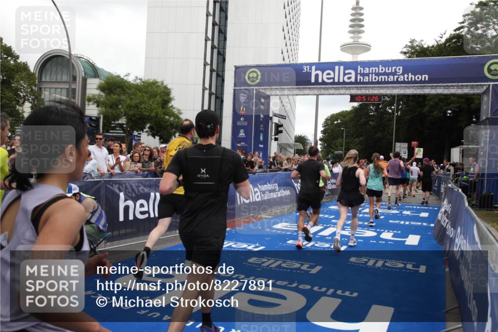 29.06.2025 - hella hamburg halbmarathon Michael Strokosch http://msf.ph/oto/8227891 29.06.2025 10:51:25 Ziel 1461, 1817, 2364, 2411, 2636, 2718, 2946, 4814, 6657, 6776, 8316, 8930, 8989, 9214, 9476, 9656, 10480, 10667, 11124, 12016, 13047, 14865, 14994, 15950, 16357, 18019, 18489 meine-sportfotos.de