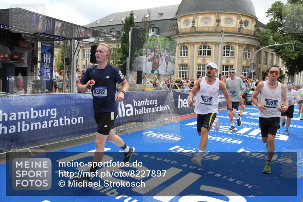 29.06.2025 - hella hamburg halbmarathon Michael Strokosch http://msf.ph/oto/8227897 29.06.2025 10:46:37 Ziel 4497, 5459, 8482, 9051, 9232, 9386, 9529, 13525, 13554, 15026, 15133, 15206, 17281, 17461, 18882 meine-sportfotos.de