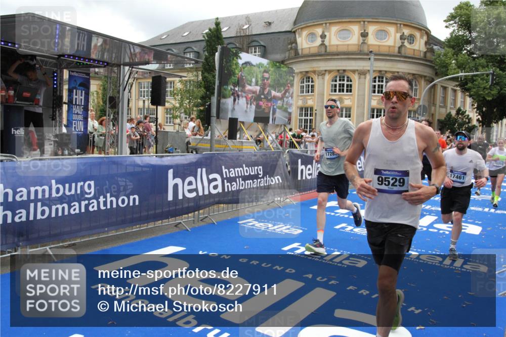 29.06.2025 - hella hamburg halbmarathon Michael Strokosch http://msf.ph/oto/8227911 29.06.2025 10:46:38 Ziel 1920, 4497, 5459, 8482, 9051, 9232, 9386, 9529, 13525, 13554, 15026, 15133, 15206, 15714, 17281, 17461, 18297, 18882 meine-sportfotos.de