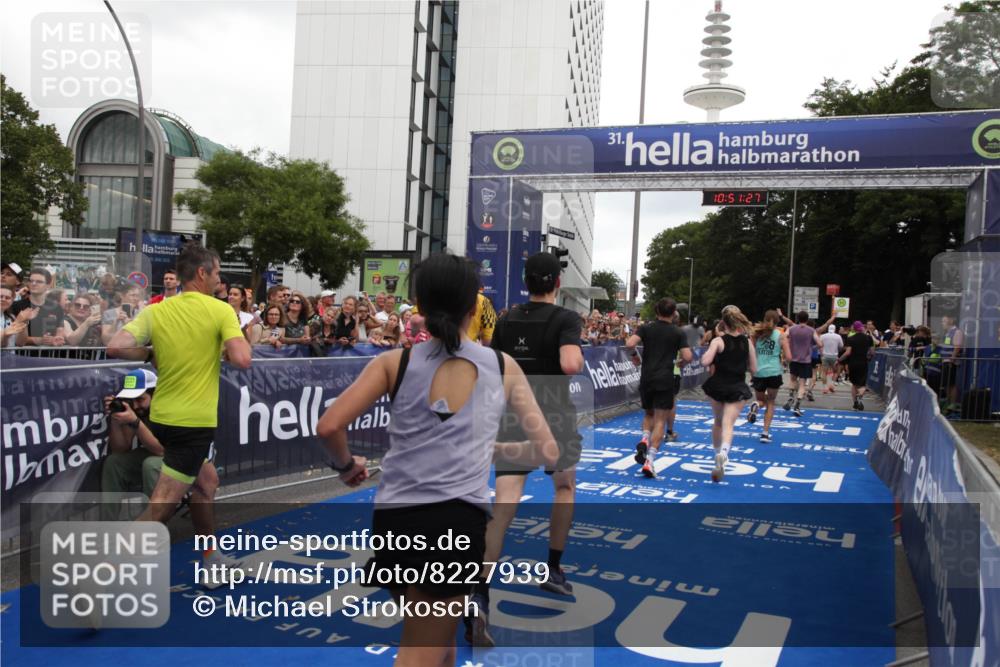 29.06.2025 - hella hamburg halbmarathon Michael Strokosch http://msf.ph/oto/8227939 29.06.2025 10:51:25 Ziel 1461, 1817, 2364, 2411, 2636, 2718, 2946, 4814, 6657, 6776, 8316, 8930, 8989, 9214, 9476, 9656, 10480, 10667, 11124, 12016, 13047, 14865, 14994, 15950, 16357, 18019, 18489 meine-sportfotos.de