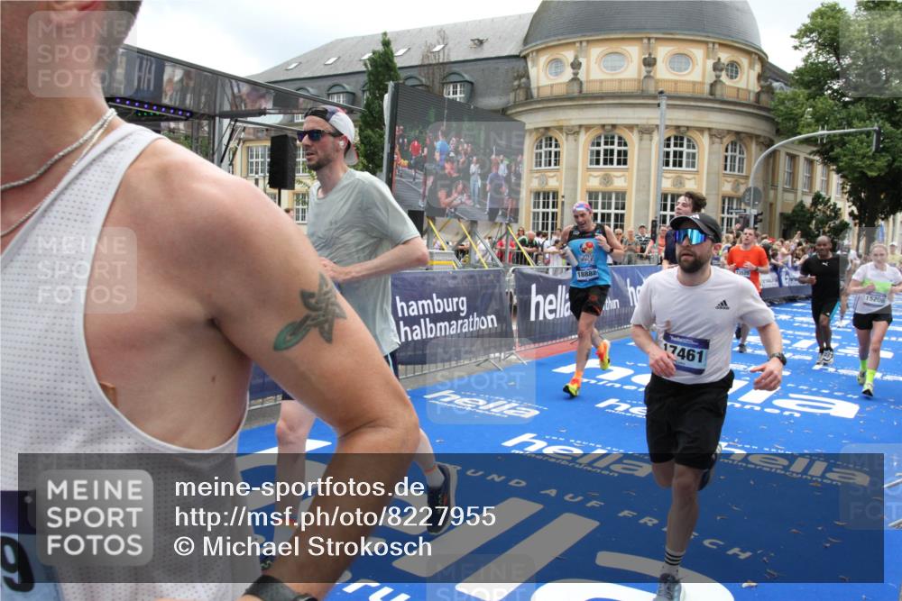 29.06.2025 - hella hamburg halbmarathon Michael Strokosch http://msf.ph/oto/8227955 29.06.2025 10:46:38 Ziel 1920, 4497, 5459, 8482, 9051, 9232, 9386, 9529, 13525, 13554, 15026, 15133, 15206, 15714, 17281, 17461, 18297, 18882 meine-sportfotos.de