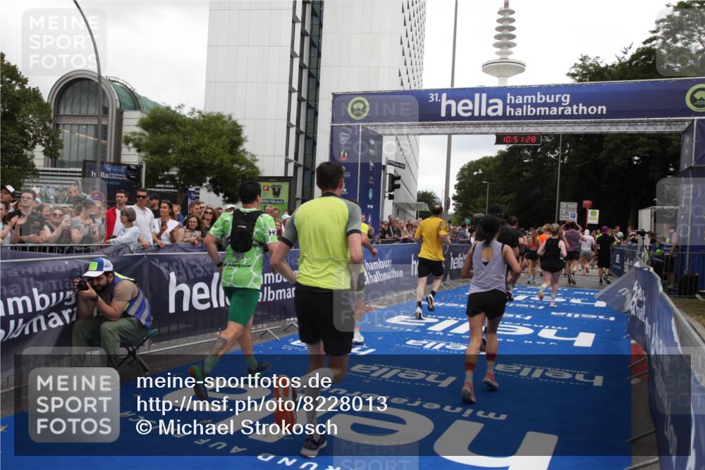 29.06.2025 - hella hamburg halbmarathon Michael Strokosch http://msf.ph/oto/8228013 29.06.2025 10:51:26 Ziel 1817, 2364, 2411, 2636, 2718, 2946, 4814, 5820, 6657, 6776, 8316, 8989, 9214, 9656, 10480, 10667, 11124, 11422, 12016, 13047, 14865, 14994, 15950, 16357, 18019, 18489 meine-sportfotos.de