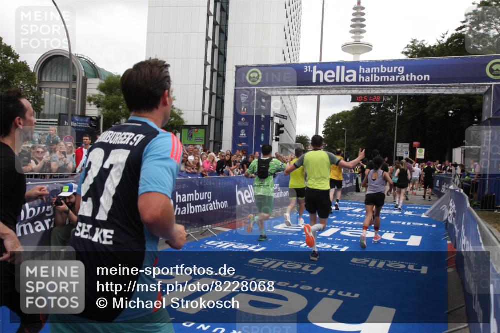 29.06.2025 - hella hamburg halbmarathon Michael Strokosch http://msf.ph/oto/8228068 29.06.2025 10:51:27 Ziel 1817, 2364, 2411, 2636, 2718, 2946, 4814, 5820, 6776, 8989, 9214, 9656, 10667, 11124, 11422, 12016, 13047, 13792, 14865, 14994, 15871, 15950, 16357, 18489 meine-sportfotos.de
