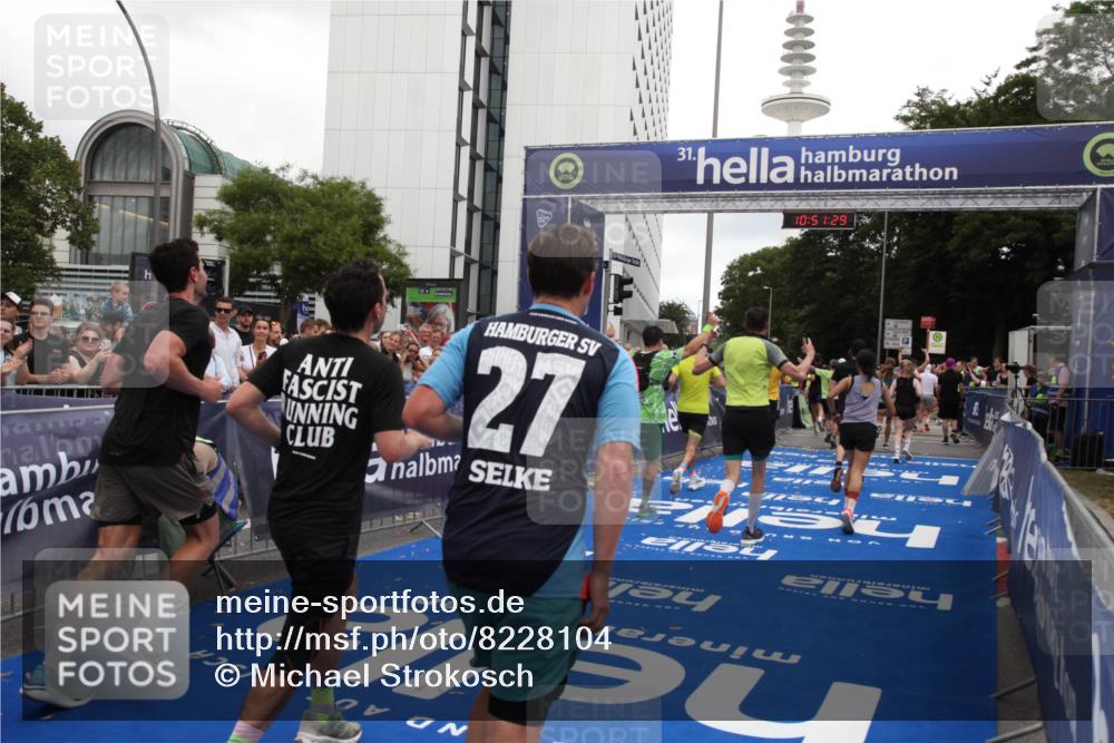29.06.2025 - hella hamburg halbmarathon Michael Strokosch http://msf.ph/oto/8228104 29.06.2025 10:51:28 Ziel 2364, 2411, 2636, 2718, 2946, 4814, 5820, 6776, 8989, 9214, 9656, 11124, 11422, 13047, 13792, 14865, 14994, 15871, 15950, 16357, 17131, 18489 meine-sportfotos.de