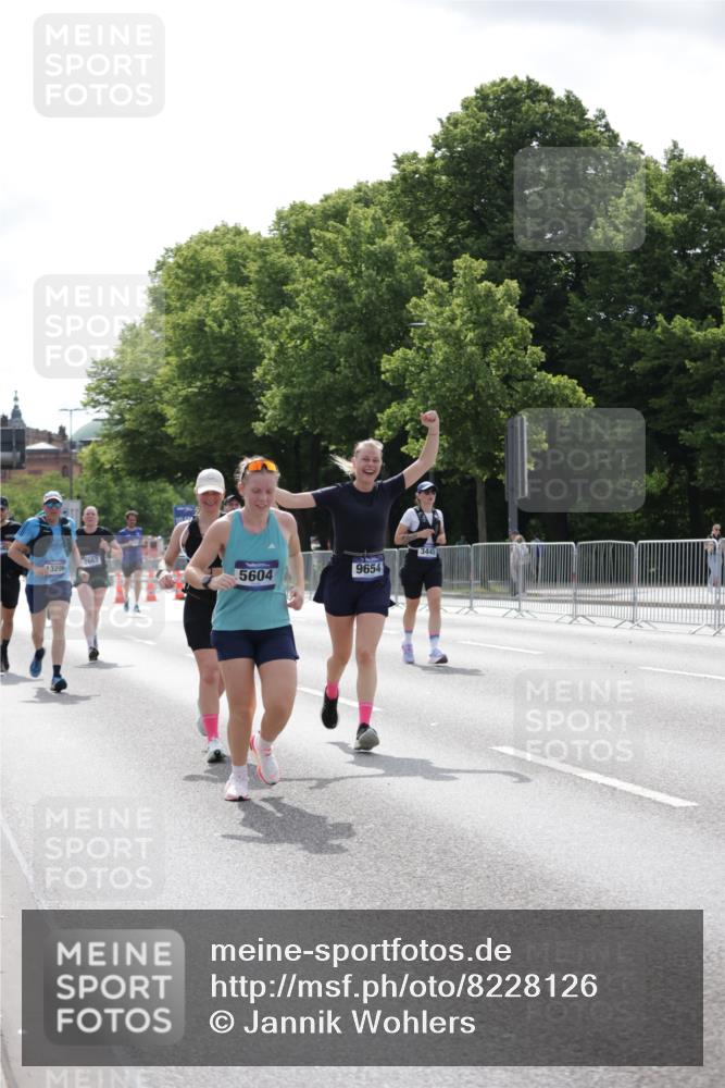 29.06.2025 - hella hamburg halbmarathon Jannik Wohlers http://msf.ph/oto/8228126 29.06.2025 10:27:50 Lombardsbrücke 3445, 5369, 5604, 7667, 8215, 8327, 9653, 9654, 12842, 13045, 13296, 13568, 13678, 14017, 14155, 15123, 15608, 18256 meine-sportfotos.de