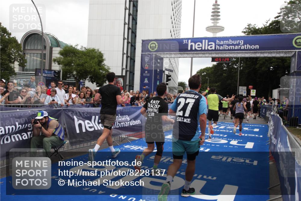 29.06.2025 - hella hamburg halbmarathon Michael Strokosch http://msf.ph/oto/8228137 29.06.2025 10:51:28 Ziel 2364, 2411, 2636, 2718, 2946, 4814, 5820, 6776, 8989, 9214, 9656, 11124, 11422, 13047, 13792, 14865, 14994, 15871, 15950, 16357, 17131, 18489 meine-sportfotos.de