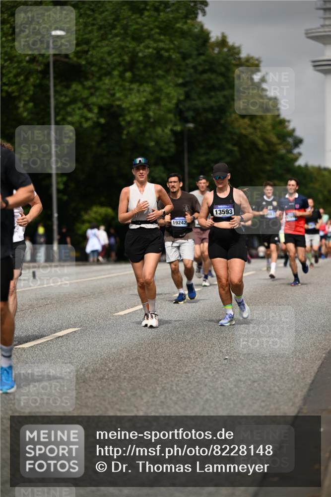 29.06.2025 - hella hamburg halbmarathon Dr. Thomas Lammeyer http://msf.ph/oto/8228148 29.06.2025 10:13:17 Kennedybrücke 1823, 3762, 4592, 7081, 9297, 9306, 10035, 10194, 10819, 11067 meine-sportfotos.de