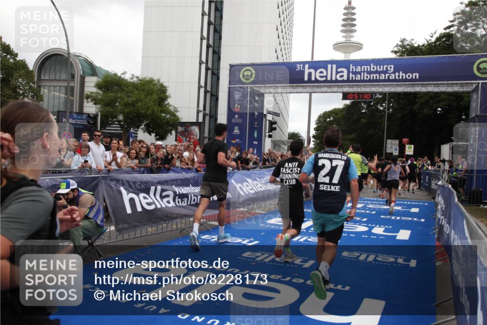 29.06.2025 - hella hamburg halbmarathon Michael Strokosch http://msf.ph/oto/8228173 29.06.2025 10:51:28 Ziel 2364, 2411, 2636, 2718, 2946, 4814, 5820, 6776, 8989, 9214, 9656, 11124, 11422, 13047, 13792, 14865, 14994, 15871, 15950, 16357, 17131, 18489 meine-sportfotos.de