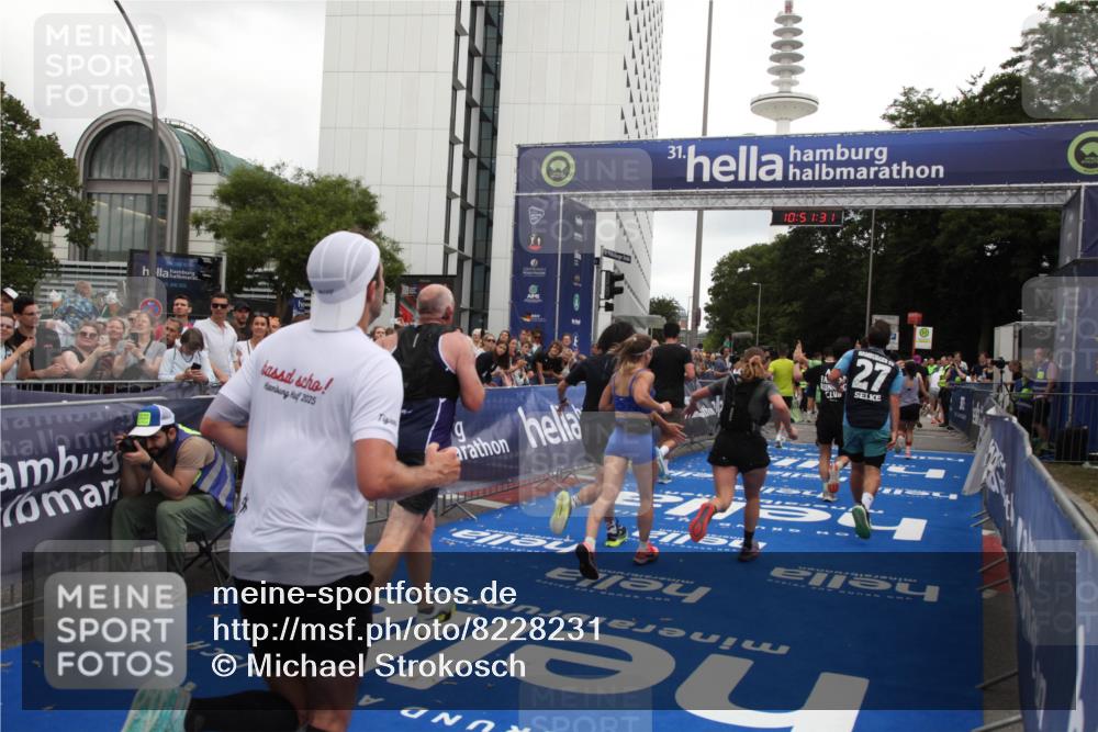 29.06.2025 - hella hamburg halbmarathon Michael Strokosch http://msf.ph/oto/8228231 29.06.2025 10:51:30 Ziel 2364, 2411, 2946, 5820, 7943, 8989, 9214, 9656, 11124, 11422, 13047, 13403, 13792, 14994, 15871, 15950, 16357, 17131, 18489 meine-sportfotos.de
