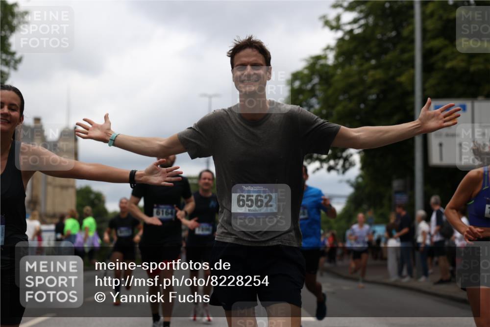 29.06.2025 - hella hamburg halbmarathon Yannick Fuchs http://msf.ph/oto/8228254 29.06.2025 10:46:37 20KM 1098, 1257, 1482, 1657, 2111, 2444, 2814, 3258, 3715, 3952, 4121, 4557, 4558, 4726, 4837, 5116, 5169, 5194, 5378, 5399, 6164, 6561, 6562, 7178, 7312, 7475, 7896, 8172, 8316, 8720, 8955, 9145, 10529, 10811, 11459, 12135, 12519, 13211, 13301, 14198, 14286, 14791, 15001, 15144, 15275, 15446, 15506, 15690, 16320, 16929, 17130, 17198, 17710, 17773, 18331 meine-sportfotos.de