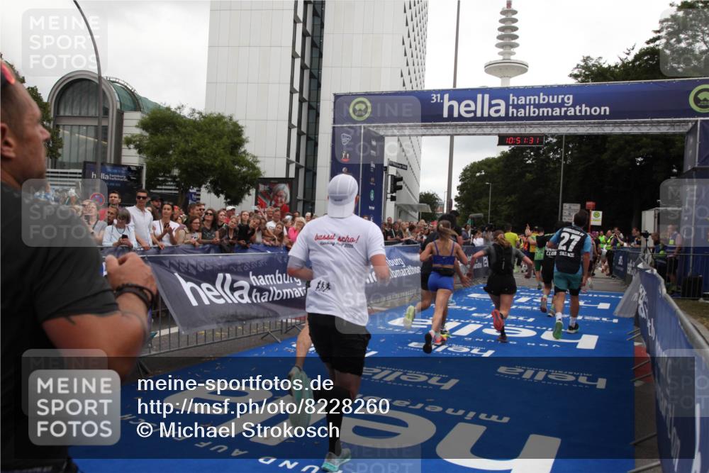 29.06.2025 - hella hamburg halbmarathon Michael Strokosch http://msf.ph/oto/8228260 29.06.2025 10:51:30 Ziel 2364, 2411, 2946, 5820, 7943, 8989, 9214, 9656, 11124, 11422, 13047, 13403, 13792, 14994, 15871, 15950, 16357, 17131, 18489 meine-sportfotos.de