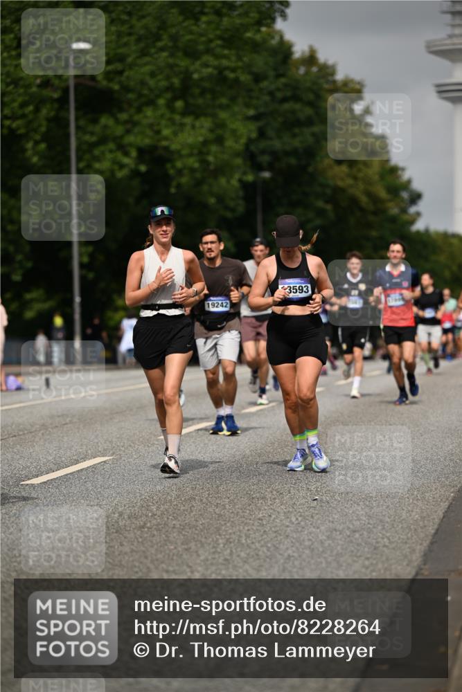 29.06.2025 - hella hamburg halbmarathon Dr. Thomas Lammeyer http://msf.ph/oto/8228264 29.06.2025 10:13:18 Kennedybrücke 1823, 3762, 4592, 7081, 9297, 9306, 10035, 10194, 10819, 11067 meine-sportfotos.de