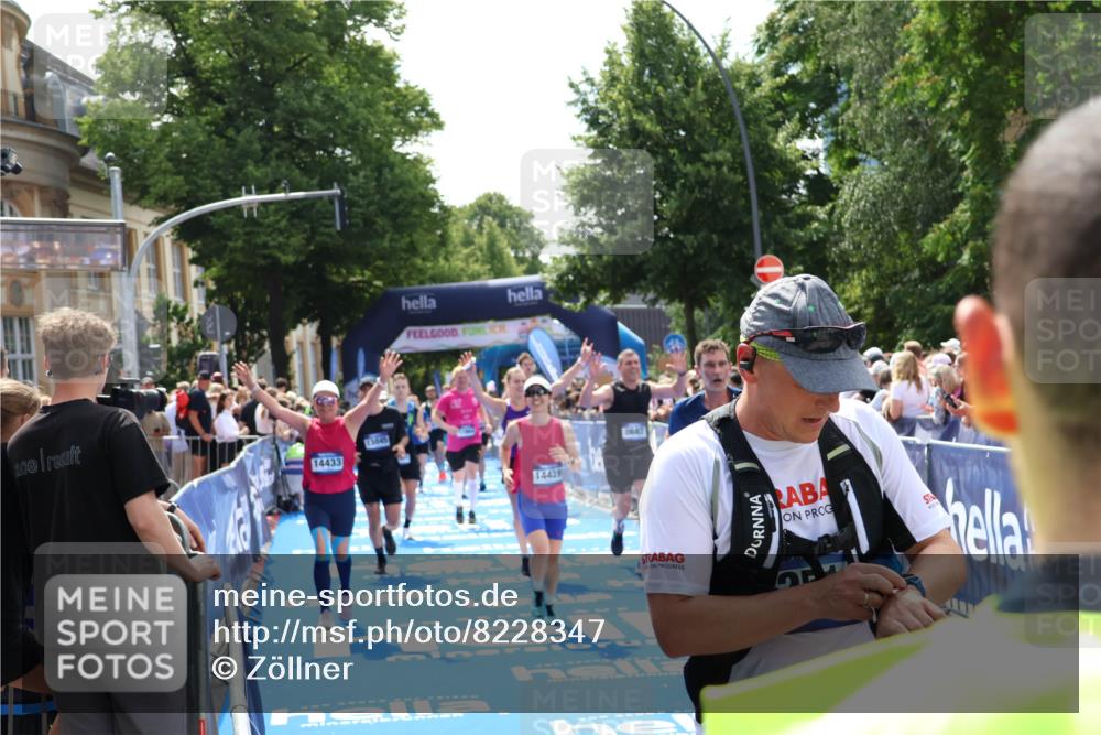 29.06.2025 - hella hamburg halbmarathon Zöllner http://msf.ph/oto/8228347 29.06.2025 11:30:10 Ziel 5110, 6724, 7820, 8687, 8688, 9217, 10826, 10921, 11984, 12896, 13045, 14433, 14439, 14572, 16246 meine-sportfotos.de