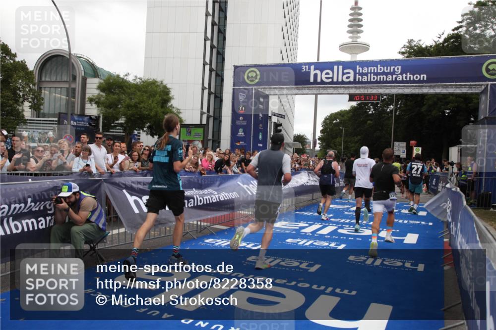 29.06.2025 - hella hamburg halbmarathon Michael Strokosch http://msf.ph/oto/8228358 29.06.2025 10:51:32 Ziel 1335, 2411, 2946, 5820, 7943, 9214, 9656, 11422, 13403, 13792, 15871, 15950, 16357, 17131 meine-sportfotos.de