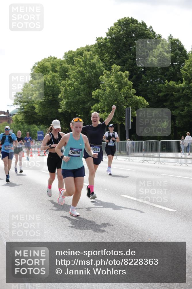 29.06.2025 - hella hamburg halbmarathon Jannik Wohlers http://msf.ph/oto/8228363 29.06.2025 10:27:51 Lombardsbrücke 3445, 5369, 5604, 7667, 8215, 8327, 9653, 9654, 12842, 13045, 13296, 13568, 13678, 14017, 14155, 15123, 18256, 18604 meine-sportfotos.de